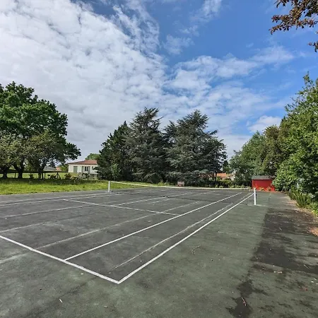 Avec Piscine Et Terrain De Tennis * Saintes