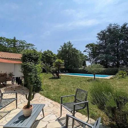 Villa Avec Piscine Et Terrain De Tennis Saintes