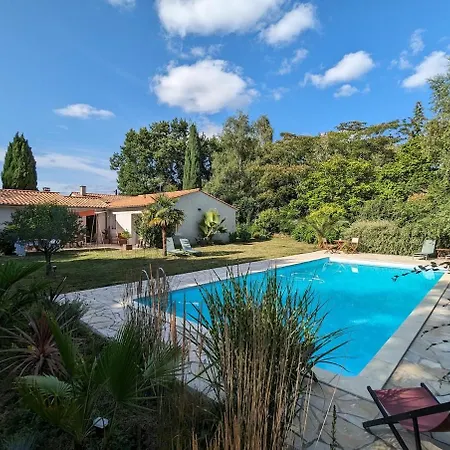 Avec Piscine Et Terrain De Tennis Villa *