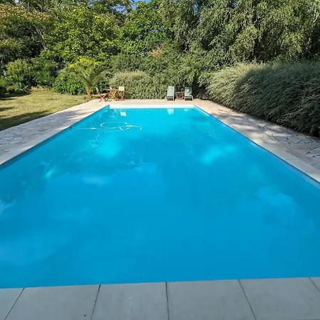 Avec Piscine Et Terrain De Tennis Saintes