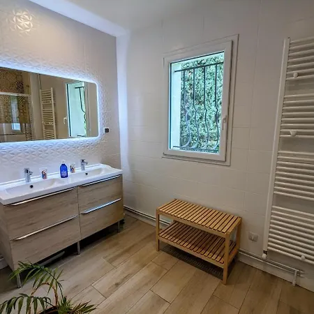 Villa Avec Piscine Et Terrain De Tennis Saintes