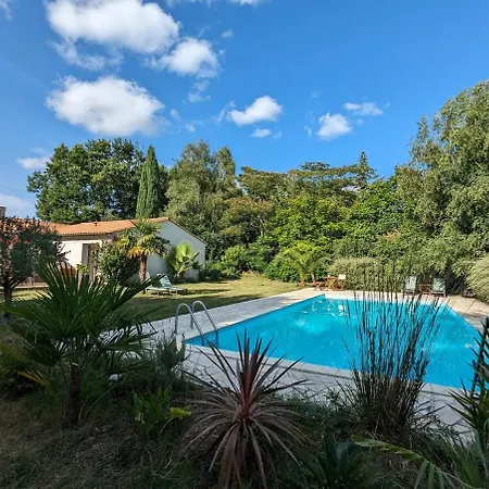 Avec Piscine Et Terrain De Tennis Saintes