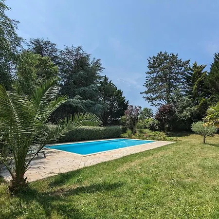 Avec Piscine Et Terrain De Tennis Villa