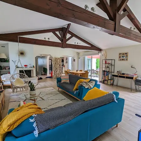 Villa Avec Piscine Et Terrain De Tennis Saintes